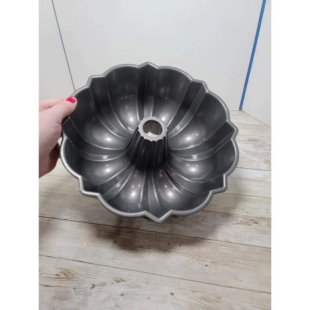 Vintage Nordic‎ War 12 Cup Heavy Duty Cast Aluminum Fluted Cake Pan Clean